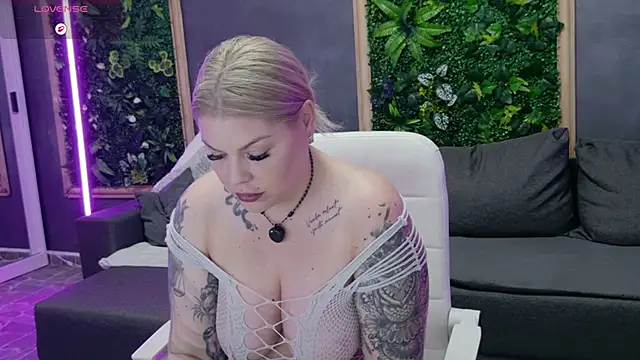 Issa_Jo webcam