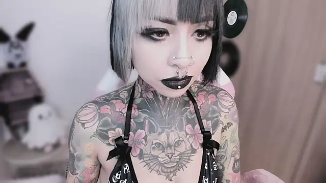 shes_creepy webcam