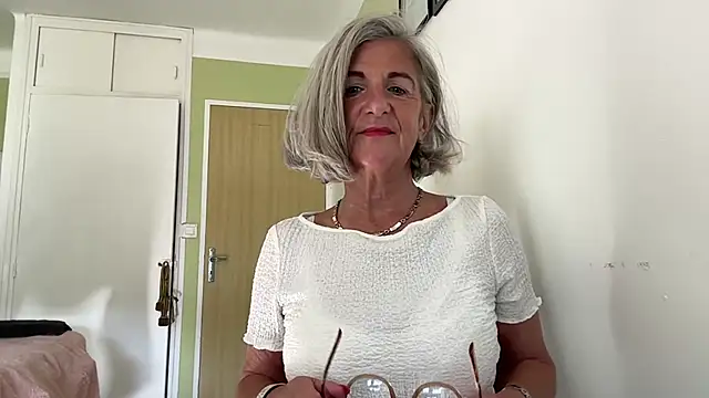 NaughtyMonicaUK webcam