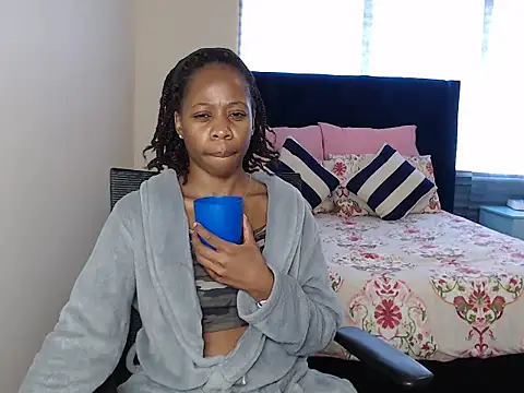 QUEENMANDYY webcam