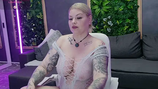 Issa_Jo webcam