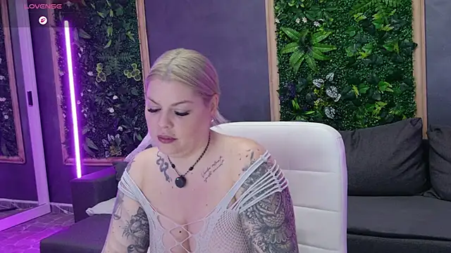 Issa_Jo webcam