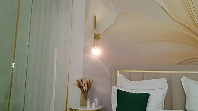 CamillaLarson webcam