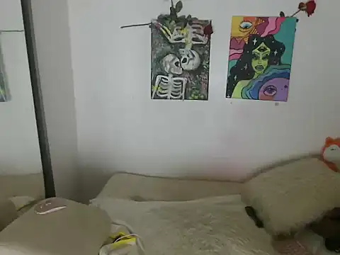 Lilith_magenta webcam