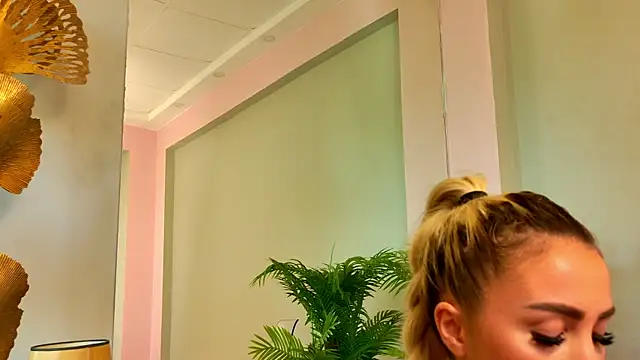 BlondieXStar webcam