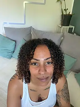 SweetPetiteNoir webcam