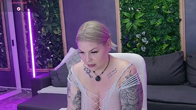 Issa_Jo webcam