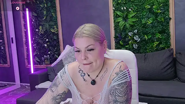 Issa_Jo webcam