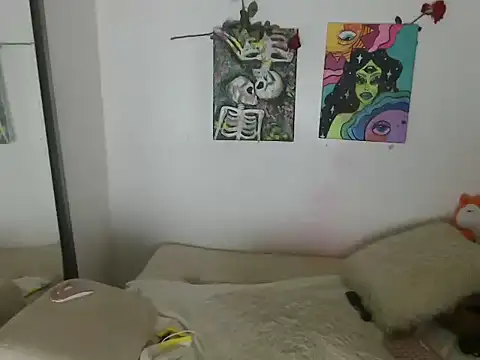 Lilith_magenta webcam
