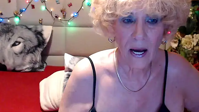 HappyWomanOn webcam