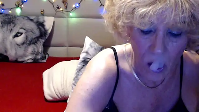 HappyWomanOn webcam
