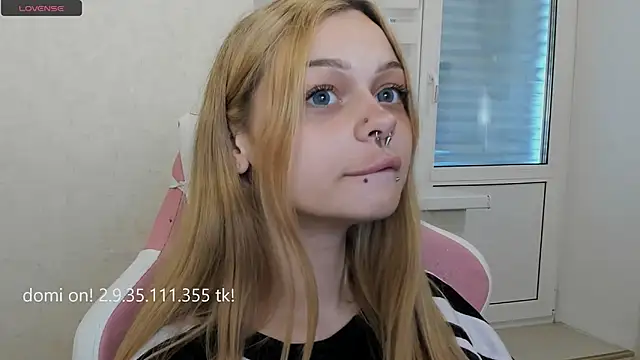 MelonyEmo webcam