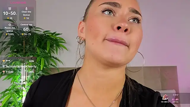 MonicaWestt webcam