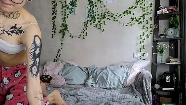 LeonaHinnes webcam