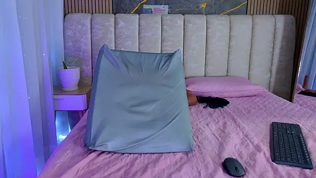 mia_scot webcam