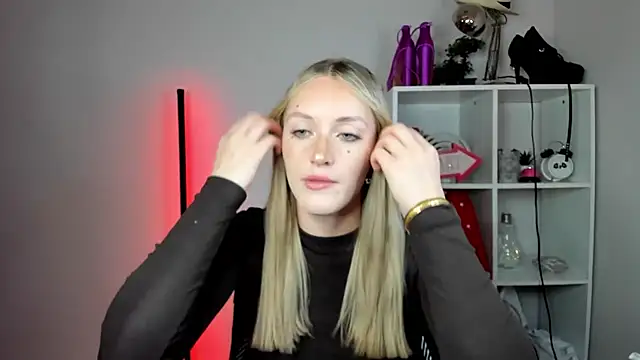 EvelynBlond webcam