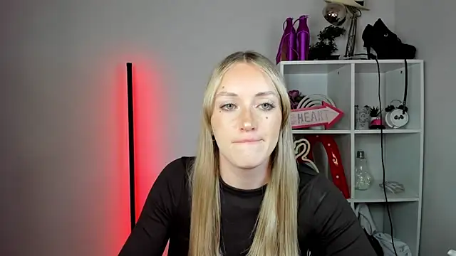 EvelynBlond webcam
