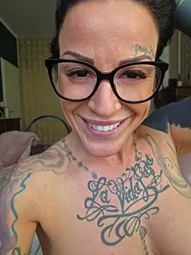 EmilyDiazofficial Live Webcam on Stripchat