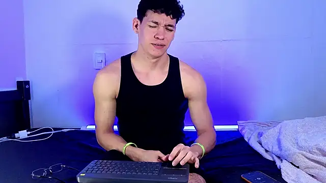 Luke_Muscle webcam