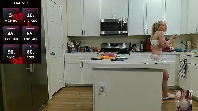 Blondiewithanass webcam