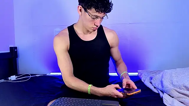 Luke_Muscle webcam