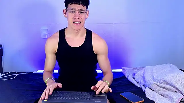 Luke_Muscle webcam