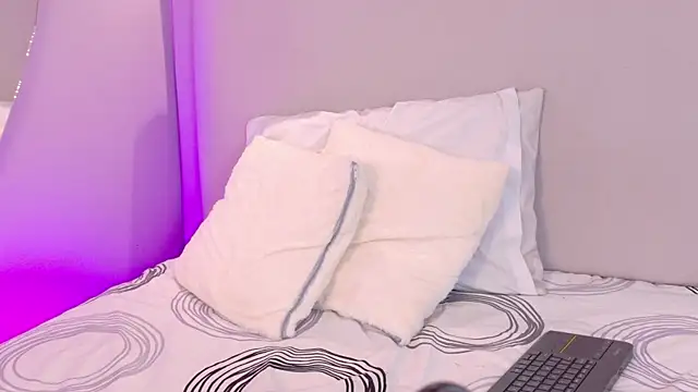 NaomiKlarc webcam