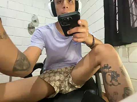 max_thehorsedick - Max_TheHorseDick's free webcam - UK Sex Cams