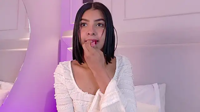 NaomiKlarc webcam