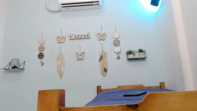 hotlatinaluna23 webcam