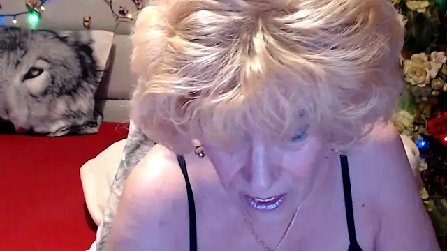 HappyWomanOn webcam