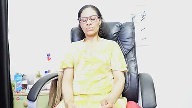 Aries_Mature webcam