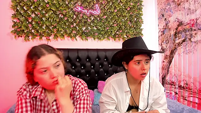 valeria_and_zoe webcam
