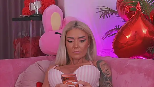 fallingangel shaved pussy big clit cam