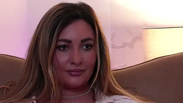 YaaraCollins cleavage tease cam