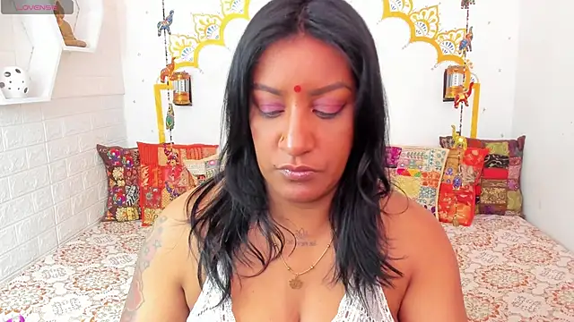 LadyNahir webcam