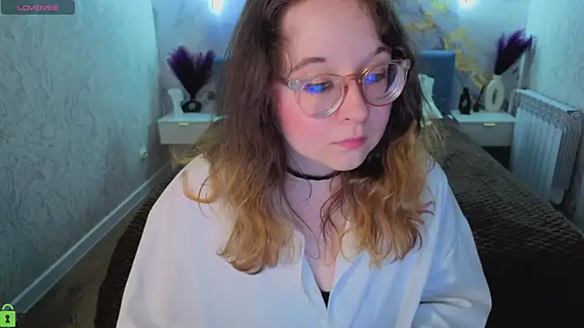Aleks-caster golden hair cam girl