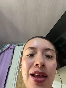valery_mora webcam