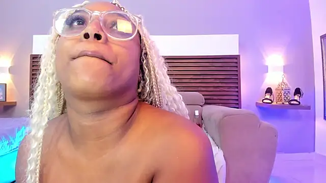 Adelehottman webcam