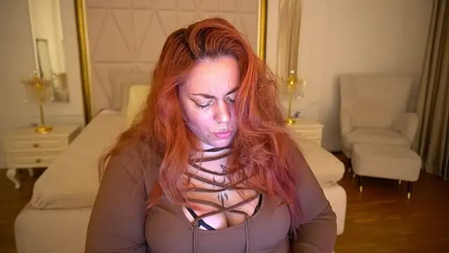 Kittywakee busty tattooed cam model