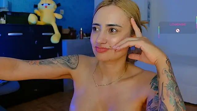 pennyyy very slim adult cam
