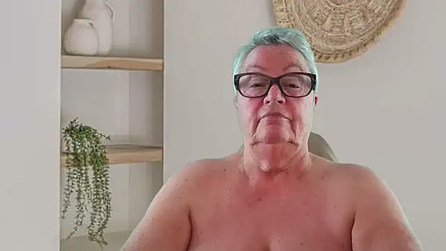 Mystery-Grandmother webcam