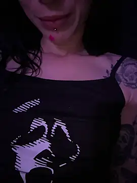 MissMidnightUK webcam