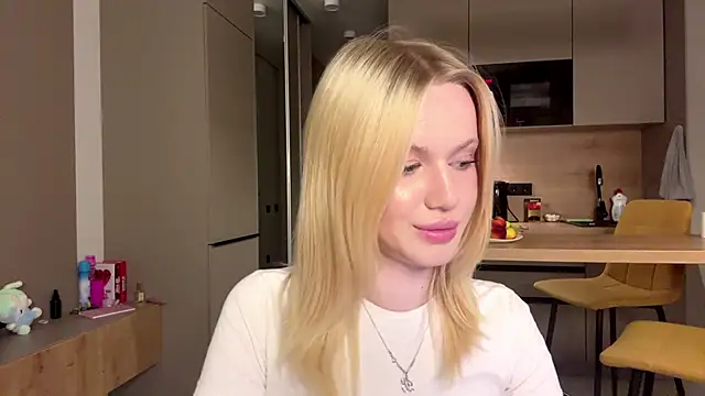 moonavelle live blonde cam