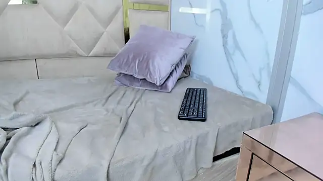 AlisonMoon72 webcam