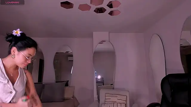 MollyJones_ webcam
