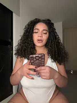 Curlyierr live cam