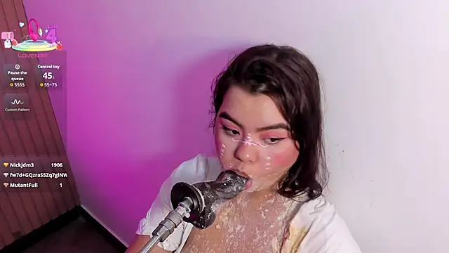 klhoe_boobs webcam