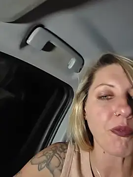 SheIsSomething webcam