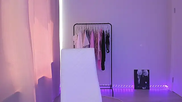 daddy_digger small breasted webcam model
